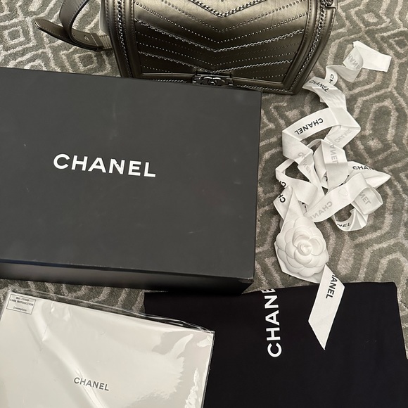 Chanel medium boy bag chain detail - Picture 12 of 13